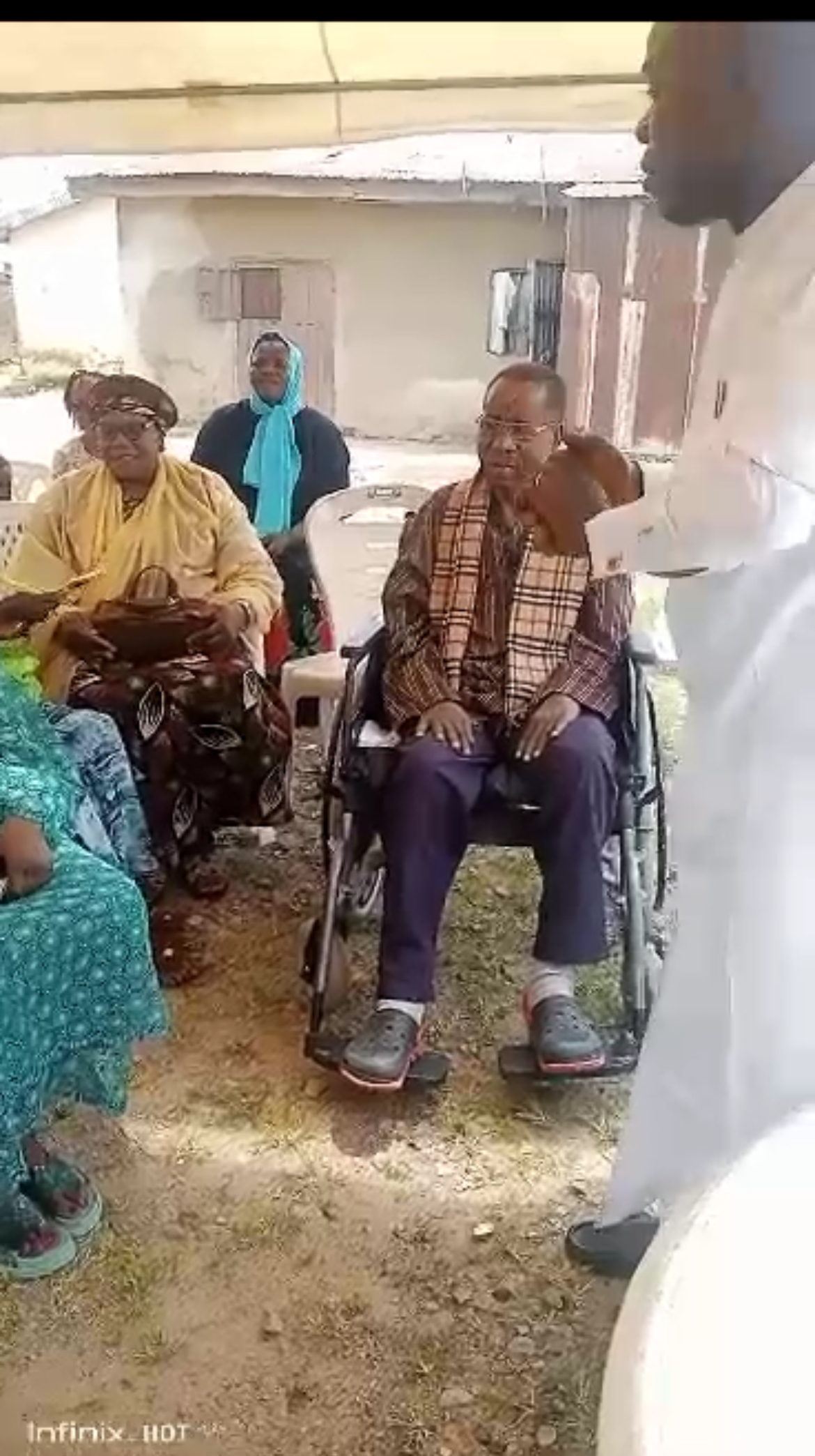 A man that cannot eat with his hands nor clap on a wheelchair before, after using NRI 21 days